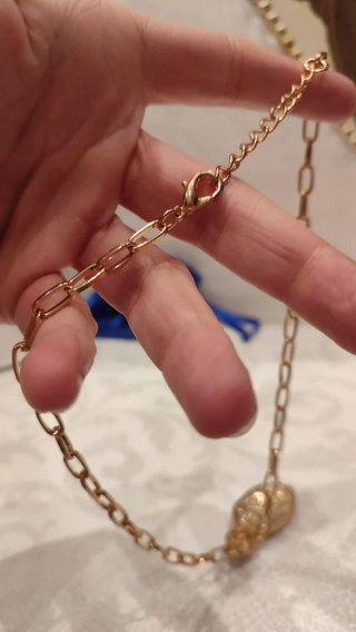 Collana dorata con ciondolo floreale