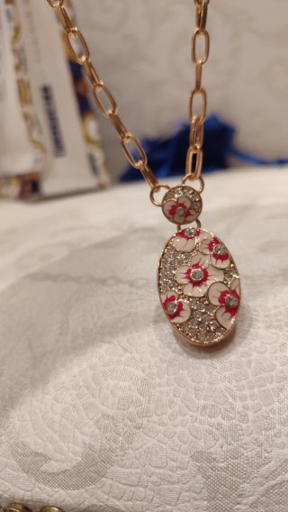 Collana dorata con ciondolo floreale