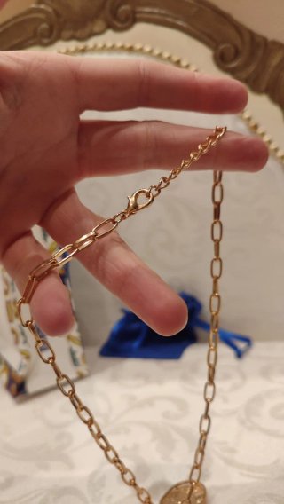 Collana dorata con ciondolo floreale