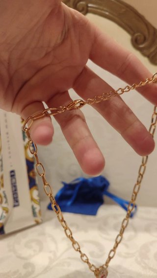 Collana dorata con ciondolo floreale