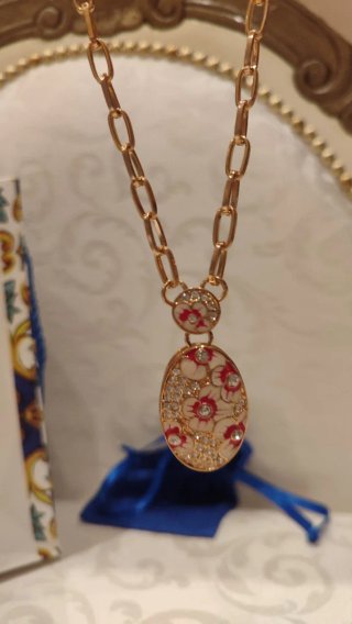 Collana dorata con ciondolo floreale