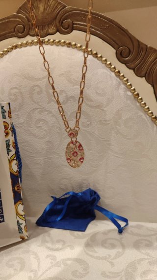 Collana dorata con ciondolo floreale