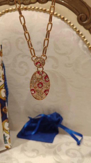 Collana dorata con ciondolo floreale