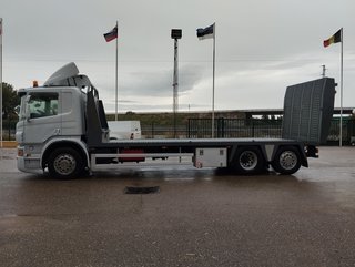 Scania P 400-CAMIONES PORTAMAQUINARIAS