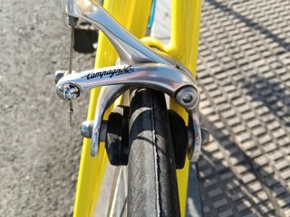 Bicicleta de carretera Zeus amarilla