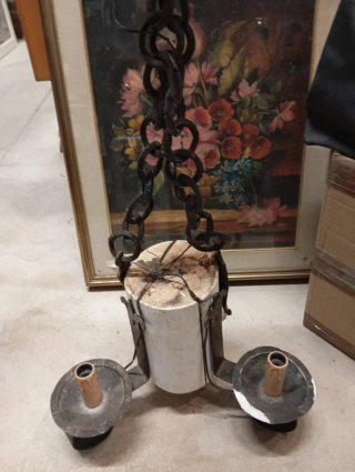 Lampadario in legno e metallo