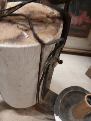 Lampadario in legno e metallo