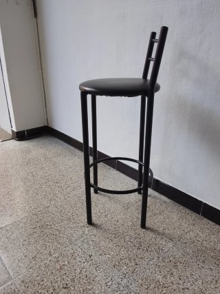 Taburete alto negro cómodo