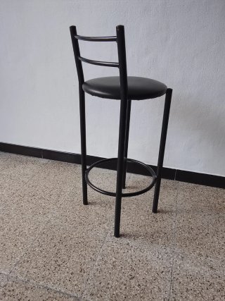 Taburete alto negro cómodo