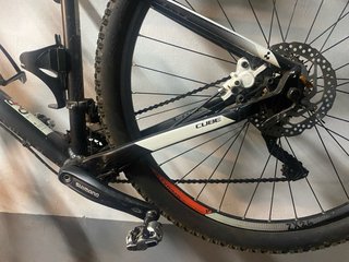 Bicicleta Cube MTB Negra/Blanca