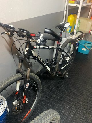 Bicicleta Cube MTB Negra/Blanca