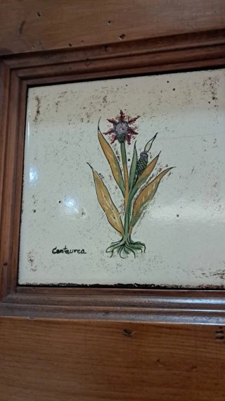 Mueble de madera con azulejos decorativos