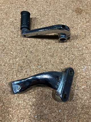 Soporte estribera y pedal cambio Harley Sportster