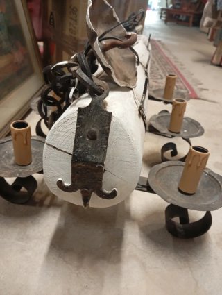 Lampadario in metallo e legno