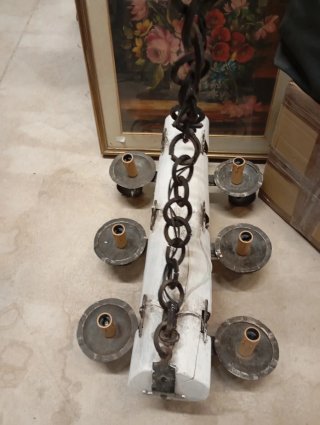 Lampadario in metallo e legno