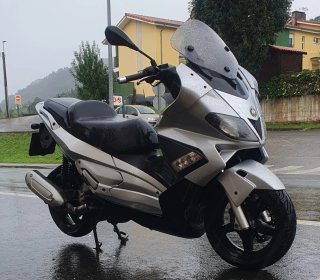 Maxi Scooter Plata y Negra gilera 250