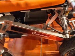 Silla de ruedas eléctrica naranja y negra