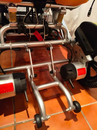 Silla de ruedas eléctrica naranja y negra
