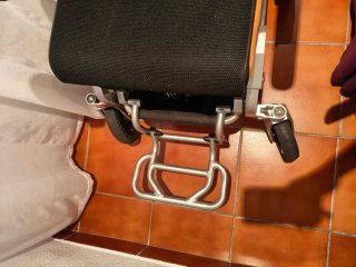Silla de ruedas eléctrica naranja y negra