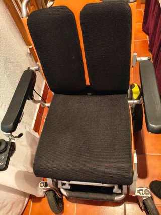Silla de ruedas eléctrica naranja y negra