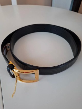 Cinturón de hombre con hebilla dorada