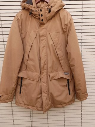 Parka con capucha beige y marrón
