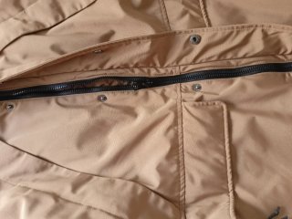 Parka con capucha beige y marrón