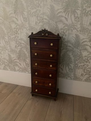 Mueble auxiliar de madera con cajones