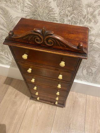 Mueble auxiliar de madera con cajones