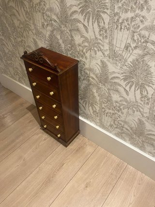 Mueble auxiliar de madera con cajones