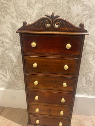Mueble auxiliar de madera con cajones