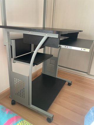 Mesa de ordenador con ruedas