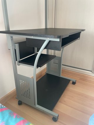 Mesa de ordenador con ruedas