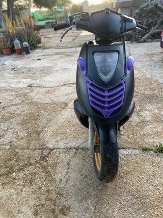 Moto Scooter Aprilia Sonic GP 50cc Negra y Morada