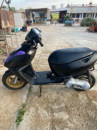 Moto Scooter Aprilia Sonic GP 50cc Negra y Morada
