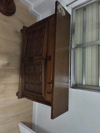 Mueble de madera con cajón y puertas