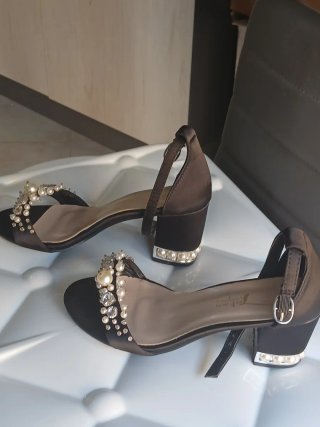 Sandali neri con perle e strass