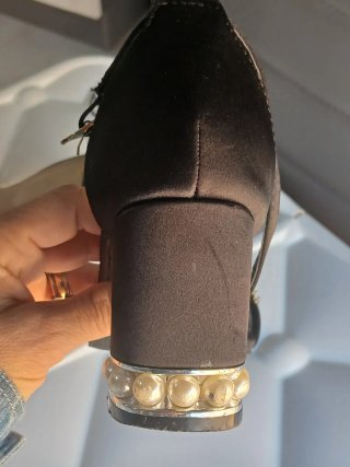 Sandali neri con perle e strass