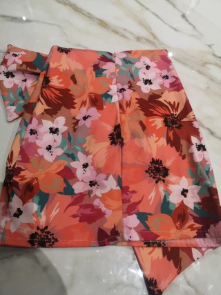 Conjunto floral naranja y rosa
