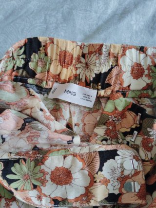Pantalón estampado floral de MANGO