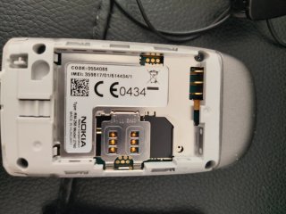 Nokia 2760 (2007) con auriculares