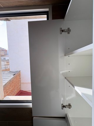 Mueble alto blanco y madera