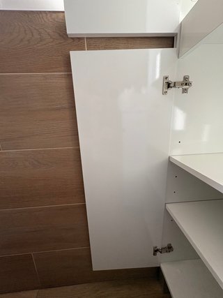 Mueble alto blanco y madera