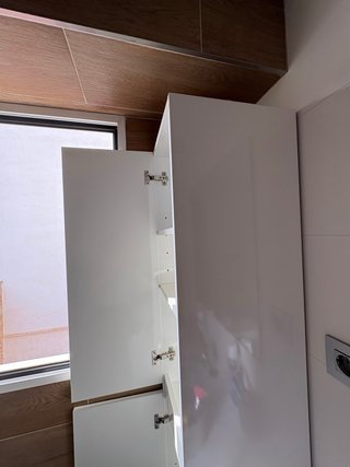 Mueble alto blanco y madera