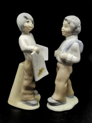 Bonita pareja de figuras Tengra niños estudiantes