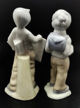 Bonita pareja de figuras Tengra niños estudiantes