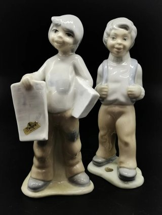 Bonita pareja de figuras Tengra niños estudiantes