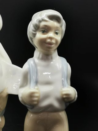 Bonita pareja de figuras Tengra niños estudiantes