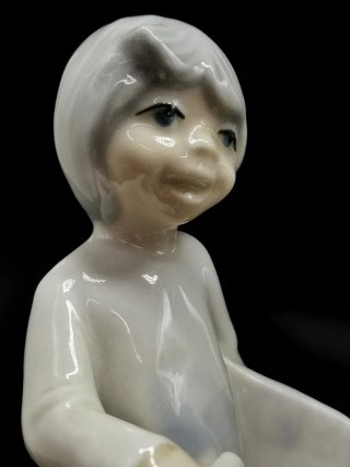 Bonita pareja de figuras Tengra niños estudiantes