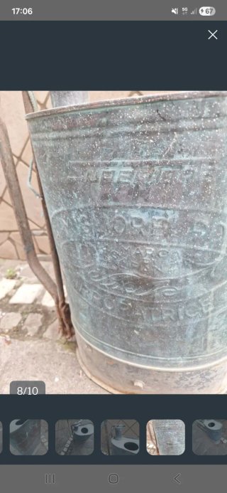 Questo oggetto è una vecchia pompa irroratrice a s